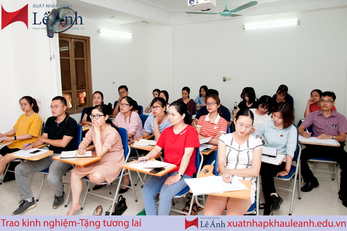 Học xuất nhập khẩu ở đâu tốt